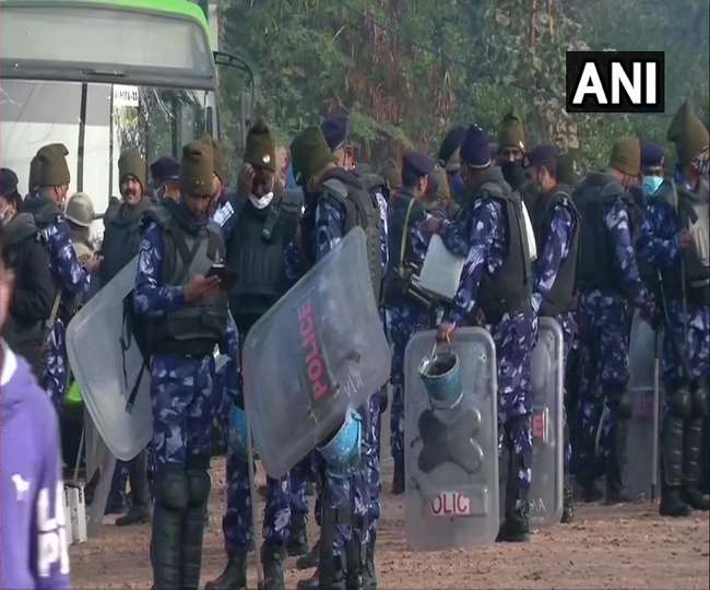 LIVE Farmers Protest : सिंघु बॉर्डर पर रैपिड एक्शन फोर्स और अतिरिक्त बल किया गया तैनात