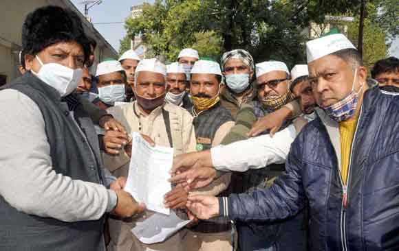 भाकियू तोमर ने जिला मुख्यालय पर किया प्रदर्शन