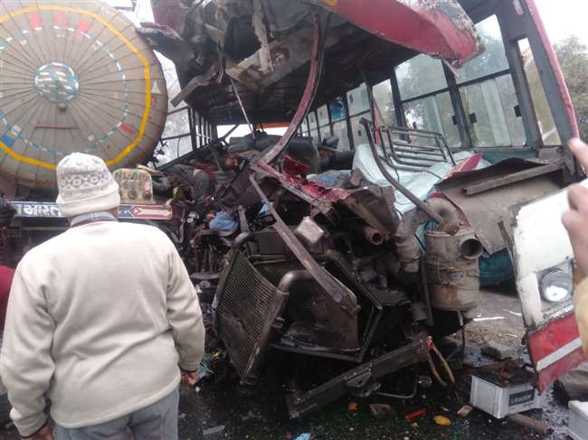 यूपी के सम्भल में बड़ा हादसा, बस और गैस टैंकर की टक्कर, आठ लोगों की मौत, कई घायल, देखें सूची