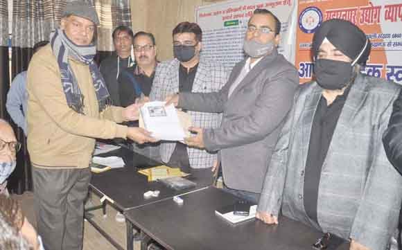 शिविर में किए प्रतिष्ठानों के पंजीकरण व नवीनीकरण