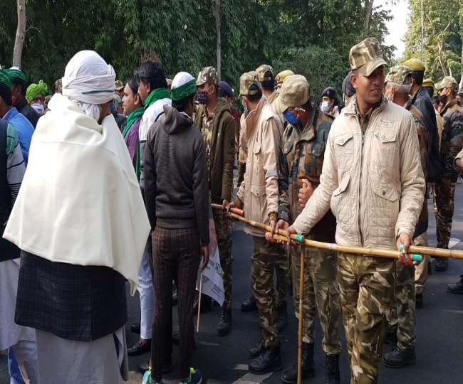 LIVE Kisan Andolan: दिल्ली से नोएडा की तरफ आने वाली लेन पर बैठे किसानों को पुलिस ने हटाया