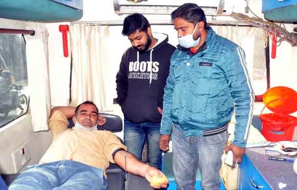 ब्लड वैन के माध्यम से किया रक्त एकत्रित