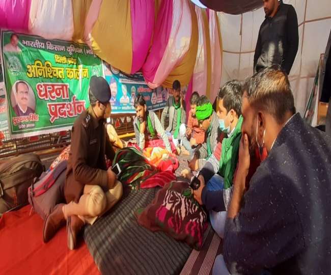 Kisan Andolan: दिल्ली में किसानों का धरना जारी, नोएडा के चिल्ला बॉर्डर पर प्रदर्शनकारियों से मिले एसीपी