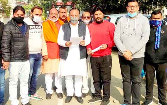मुख्यमंत्री के खिलाफ अभद्र टिप्पणी पर भड़के भाजपाई, सौंपा ज्ञापन