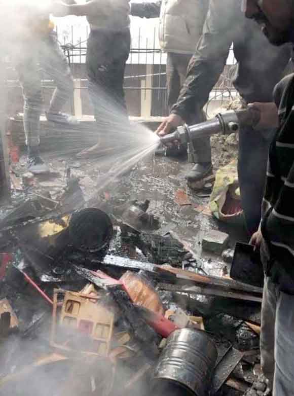 ज्वैलर्स की दुकान में लगी आग, मची अफरा-तफरी