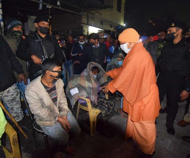 गोरखपुर में सीएम योगी आदित्यनाथ ने श्रमिकों को ओढ़ाया ‘संवेदना’ का कंबल, ठंड में पूछा सभी का हाल