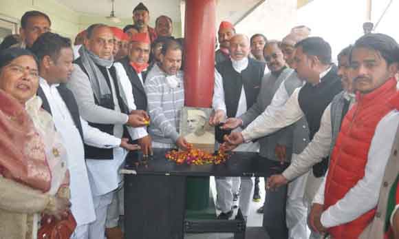 सपाइयों ने संकल्प दिवस के रूप में मनाया चौ. चरणसिंह का जन्मदिवस