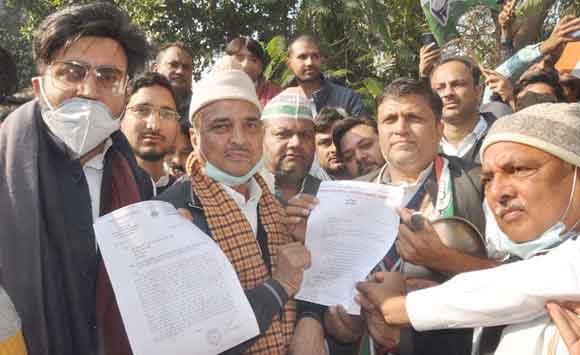 कांग्रेसियों ने कृषि कानूनों के खिलाफ सांसद को सौंपा ज्ञापन