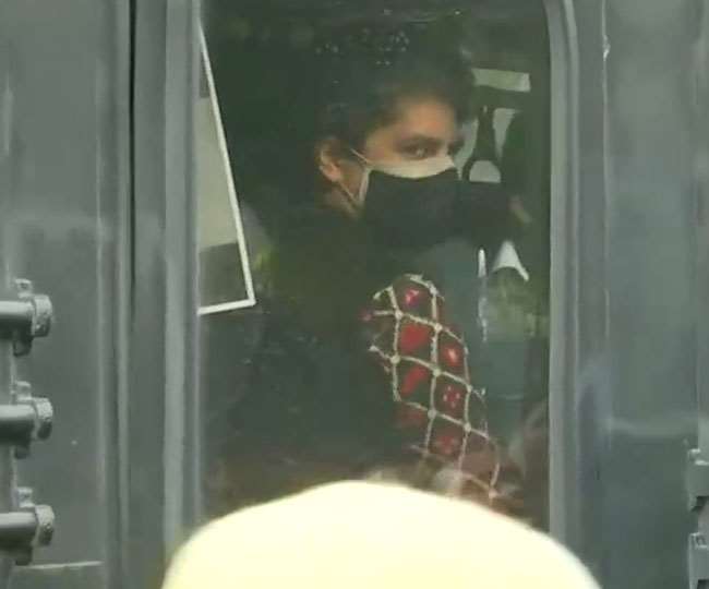 प्रियंका गांधी समेत कई कांग्रेसी नेता हिरासत में, राष्ट्रपति भवन तक मार्च के लिए नहीं मिली थी अनुमति