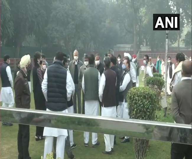 कृषि कानूनों के खिलाफ राष्ट्रपति भवन तक मार्च के लिए कांग्रेस को अनुमति नहीं, पार्टी कार्यालय पहुंचे राहुल