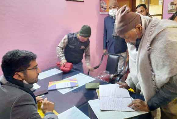 बच्चों को तत्काल स्वेटर वितरण कराये जाए: हिमांशु नागपाल