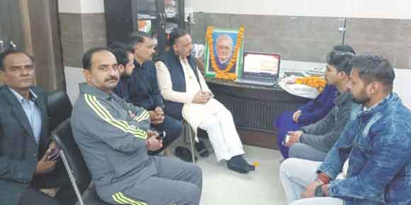 भाजपा कार्यकर्ताओं ने सुनीं प्रधानमंत्री नरेंद्र मोदी की मन की बात