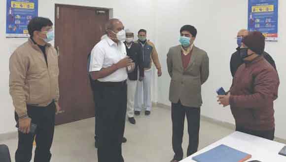 मण्डलायुक्त ने कलेक्ट्रेट स्थित इंटीग्रेटेड कोविड कमांड सेंटर का किया औचक निरीक्षण