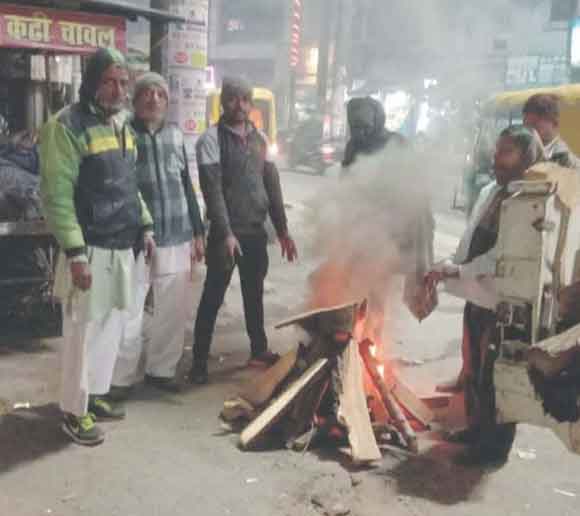महानगर में जलाये जा रहे 170 स्थानों पर अलाव भीषण सर्दी को देखते हुए निगम ने अलाव में की बढ़ोत्तरी