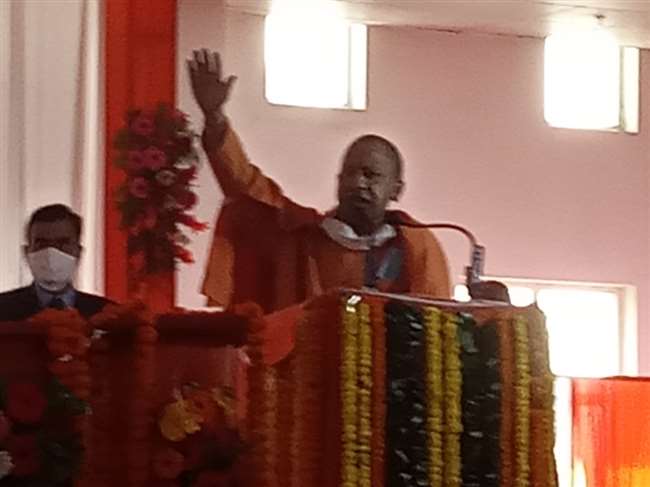 Chief Minister Yogi Adityanath पहुंचे भदोही, 199.40 करोड़ की 16 परियोजनाओं का लोकार्पण और शिलान्यास