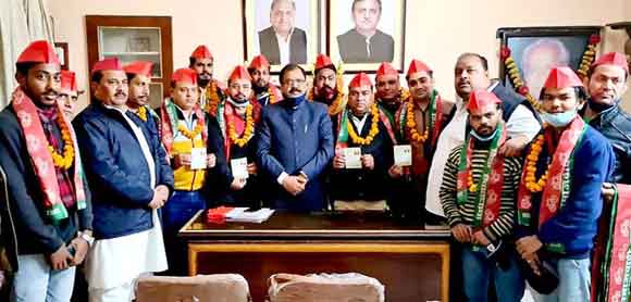 श्री साईं सेवा समिति के कई पदाधिकारी सपा में हुए शामिल