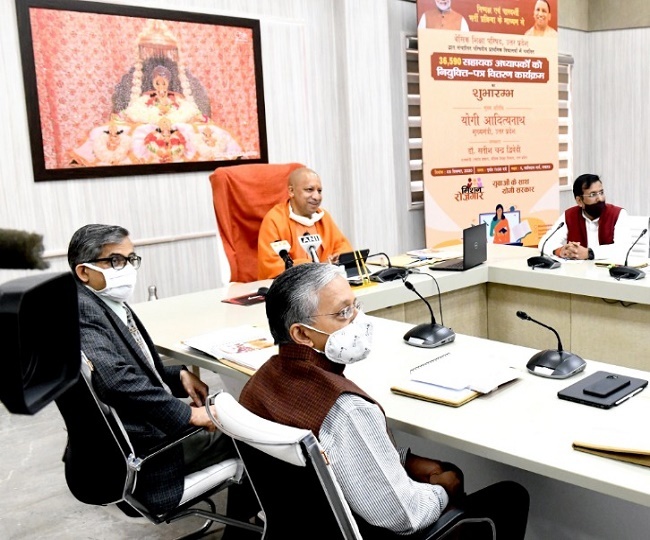 Mission Recruitment in UP: CM योगी आदित्यनाथ ने ऑनलाइन प्रक्रिया से दिया 36,590 नवनियुक्त सहायक अध्यापकों को नियुक्ति पत्र