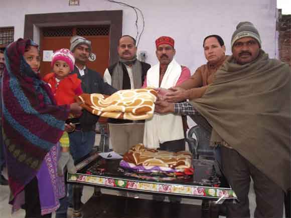 सर्दी से बचाव को भाजपाइयों ने बांटे कम्बल