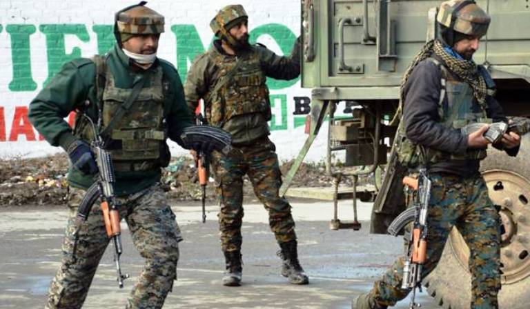 J-K: पुलवामा में एनकाउंटर, दो आतंकियों के छिपे होने की आशंका