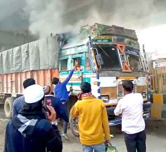 शार्ट सर्किट ट्रक में लगी, शीशा तोड़कर हेल्पर को बाहर निकाला