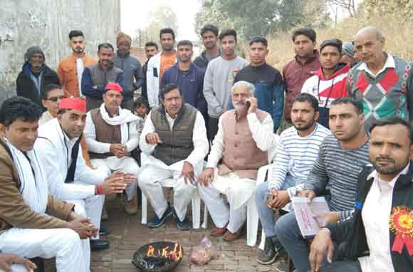 सपाइयों ने गांव-गांव चैपाल लगाकर बताए कृषि कानून के नुकसान