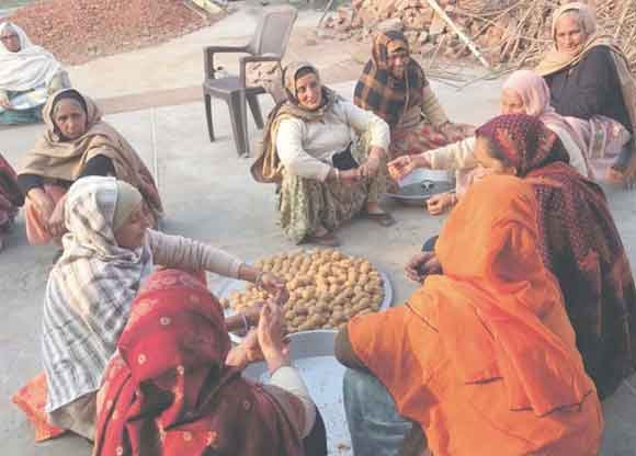आंदोलनरत किसानों के लिए भेजे गर्म कपड़े व जुराब