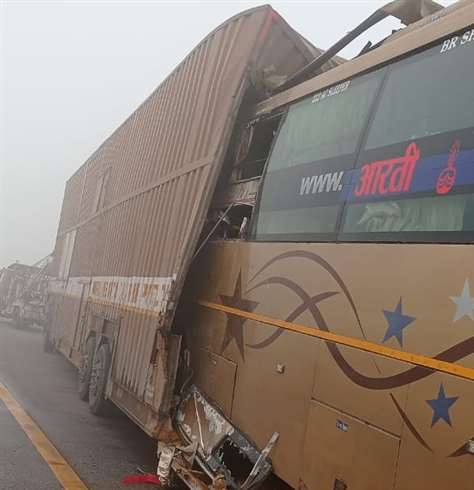 उन्नाव में लखनऊ-आगरा एक्सप्रेस वे पर कंटेनर में बस की टक्कर से चार की मौत, 14 घायल