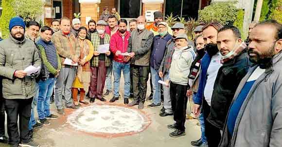 वैंडर जोन बनाने के खिलाफ क्षेत्रवासियो ने किया प्रदर्शन