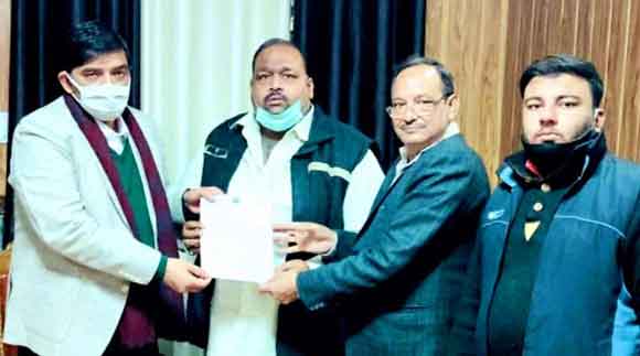 पार्षद ने नगरायुक्त से की वैंडिंग जोन योजना को शीघ्र लागू कराने की मांग