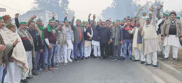 सौ से अधिक किसान दिल्ली रवाना