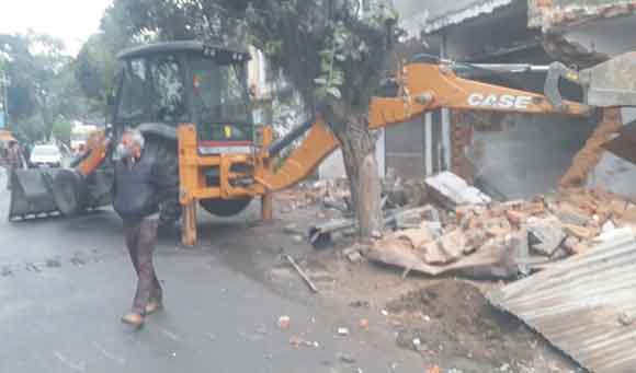 खलासी लाईन में दुकानों पर चला निगम का बुलडोजर, नौ दुकानें ध्वस्त अतिक्रमण कर बनायी गयी थी सभी दुकानें, दिया जा चुका था नोटिस