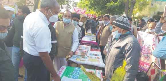 किसान मेले में मंडलायुक्त ने लाभान्वित किसानों को किए प्रमाणपत्र वितरित