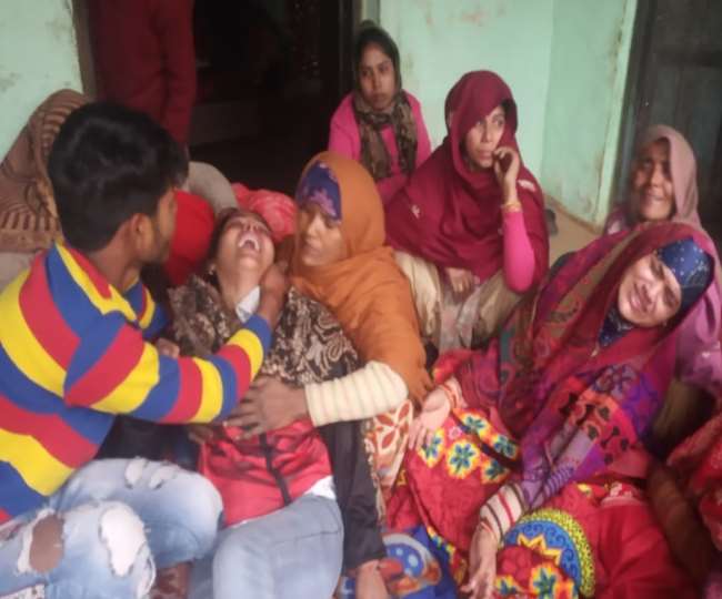 Bulandsahar Hooch Incident: दहाड़े मार-मार रोए मृतकों के स्‍वजन, बोले-फांसी पर चढ़ा दो शराब बेचने वालों को