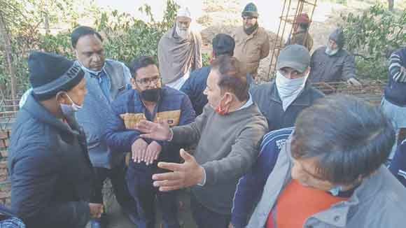 दीवार निर्माण में अनियमितता मिलने पर भाजपाइयों ने जताया रोष