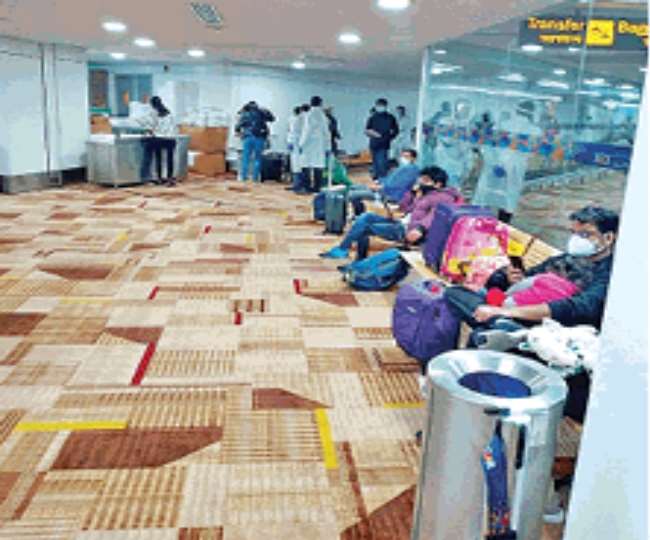 Delhi Airport Guidelines: दिल्ली एयरपोर्ट पर कोरोना वायरस की जांच के लिए 10 घंटे तक फंसे रहे यात्री