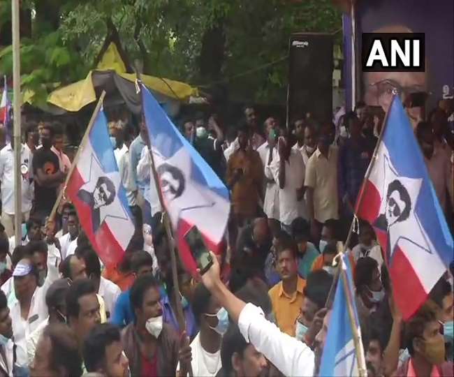 रजनीकांत के राजनीति में आने से मना करने पर फैंस दुखी, मनाने के लिए चेन्नई में प्रदर्शन