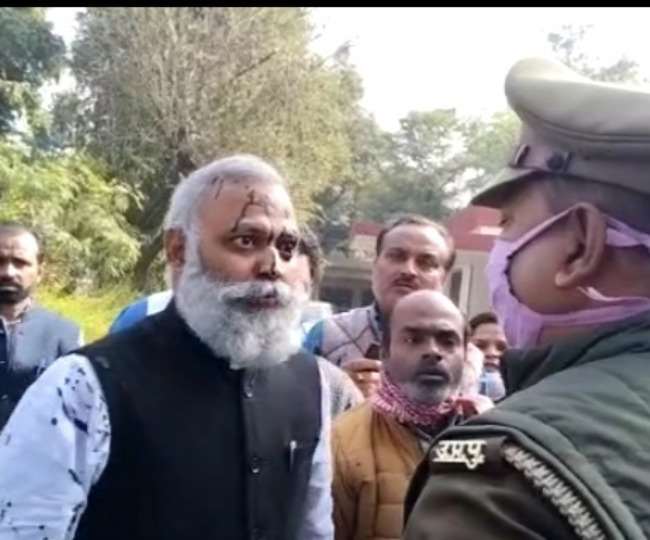रायबरेली में AAP विधायक सोमनाथ भारती ने जैसे ही कहा, योगी आदित्यनाथ तो जाएगा युवक ने फेंक दी काली स्याही