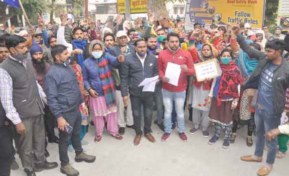 जुलूस निकालकर जिला मुख्यालय पर किया प्रदर्शन