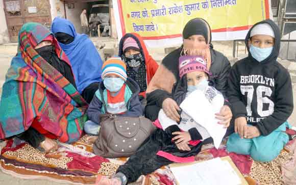 आरोपियों के खिलाफ कार्रवाई न होने पर धरने पर बैठी बलात्कार पीडि़ता