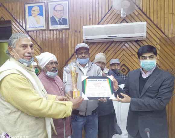 लोकतंत्र सेनानियों को शासन से अनुमन्य सुविधाएं उपलब्ध होगी: जिलाधिकारी