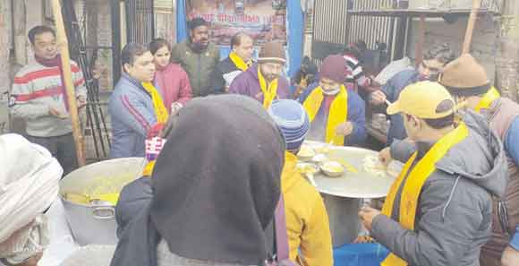 सैकड़ों ने ग्रहण किया कढ़ी-चावल का लंगर
