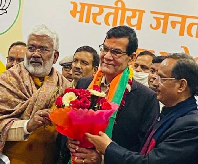 प्रधानमंत्री नरेंद्र मोदी के करीबी रिटायर्ड आइएएस अधिकारी एके शर्मा भाजपा में शामिल