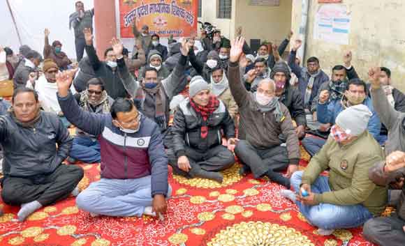 विभिन्न मांगों को लेकर डीआईओएस कार्यालय पर गरजे चिकित्सक, दिया धरना