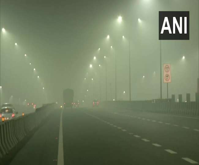 Delhi Weather Forecast: दिल्ली में कड़ाके की ठंड के बीच घने कोहरे ने वाहनों की रफ्तार पर लगाया ब्रेक