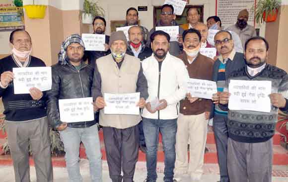 रसोई गैस की कीमतों के खिलाफ डीएम कार्यालय पर गरजे व्यापारी