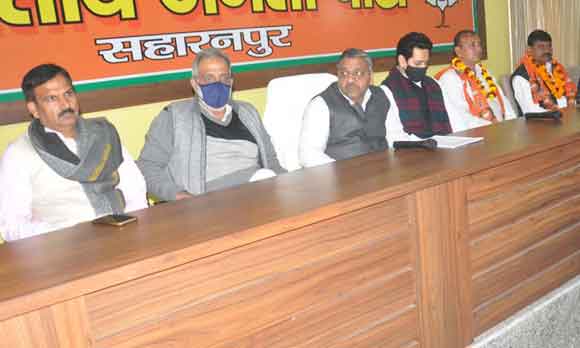 सैंकड़ों लोगों ने थामा भाजपा का दामन