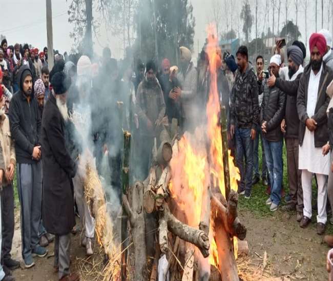 Kisan Tractor Rally : दिल्ली ट्रैक्टर रैली में मृत किसान के अंतिम संस्कार में उमड़े लोग, सुरक्षा व्यवस्था रही पुख्ता