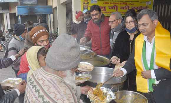 स्थापना दिवस पर किए गरीबों को कम्बल व भोजन वितरित