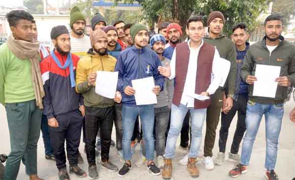 जिलाधिकारी से लगाई ग्राउंड में खेलने की अनुमति दिलाने की गुहार