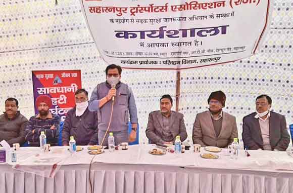 कार्यशाला में वाहन स्वामियों को दी यातायात के नियमों की जानकारी